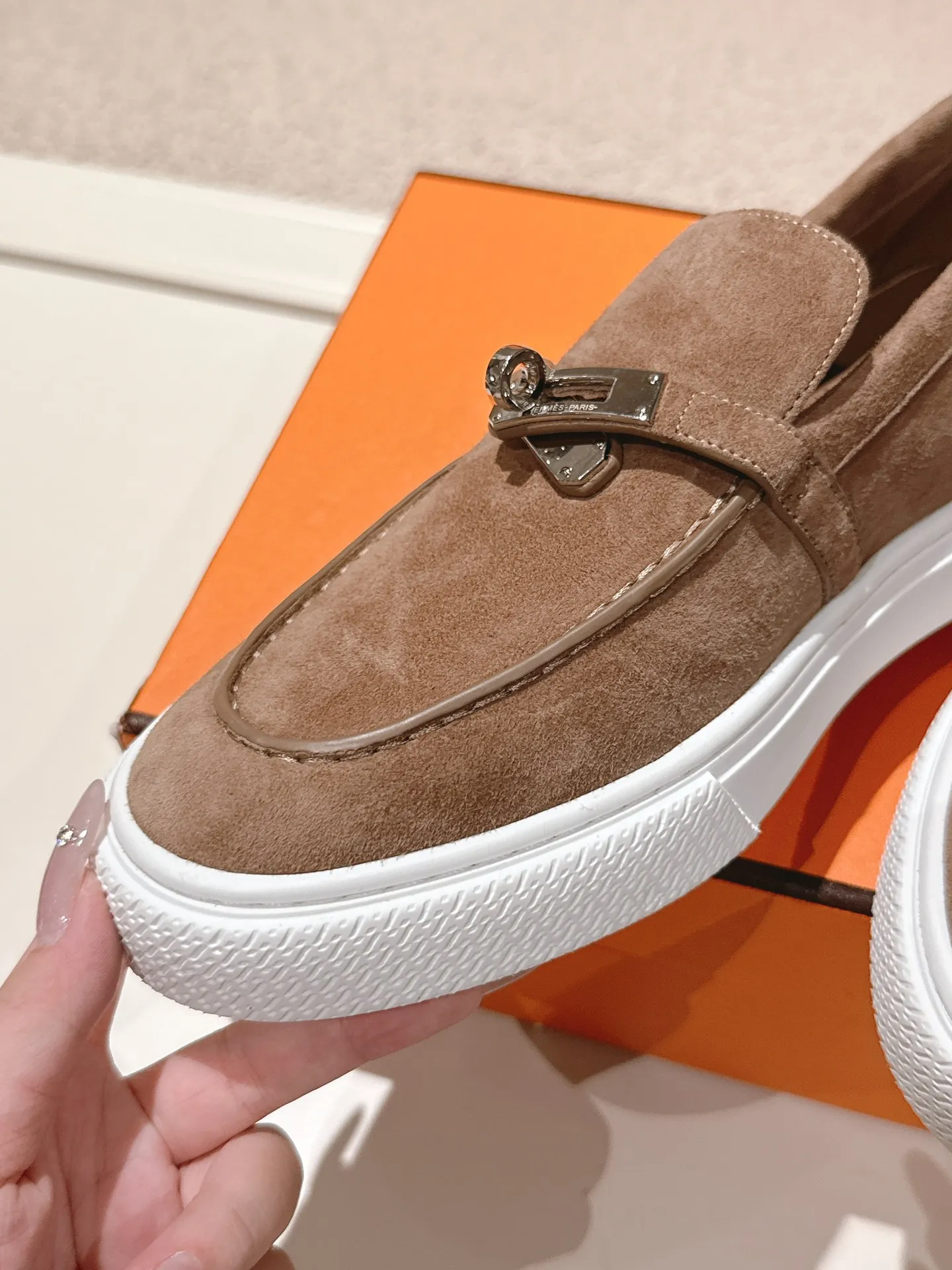 Men's shoes 💰640💰 Hermes# New Kelly buckle thick-soled loafers. Upper: cowhide/suede material. Lining: sheepskin lining. Outsole: exclusive molded outsole. Size: women's size 35-40, men's size 39-45 (female 41/male 46 customized, non-refundable)